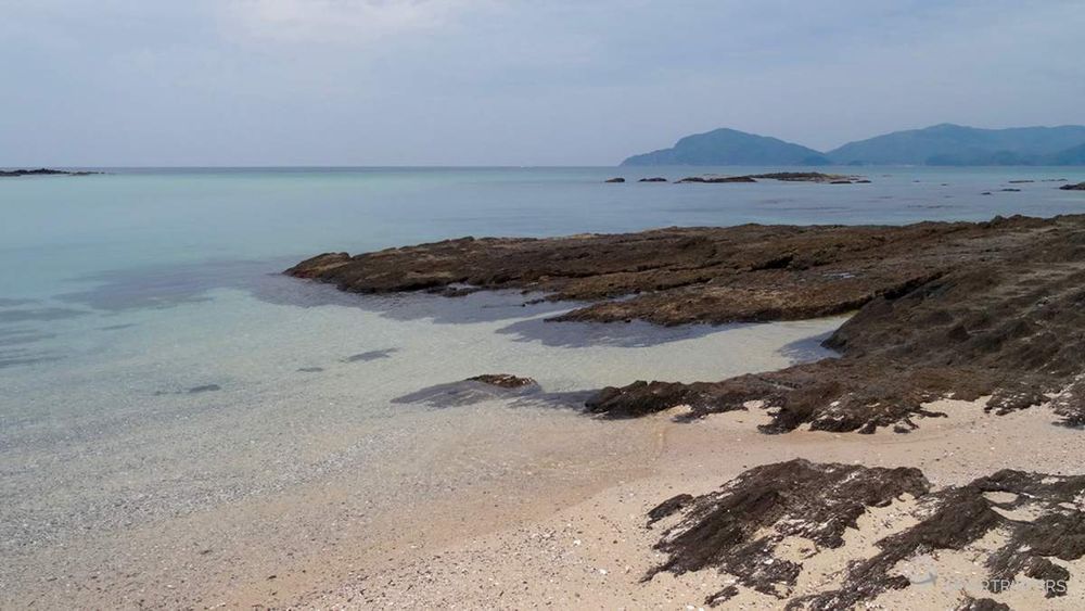 Le sable est fin et teinté de rose