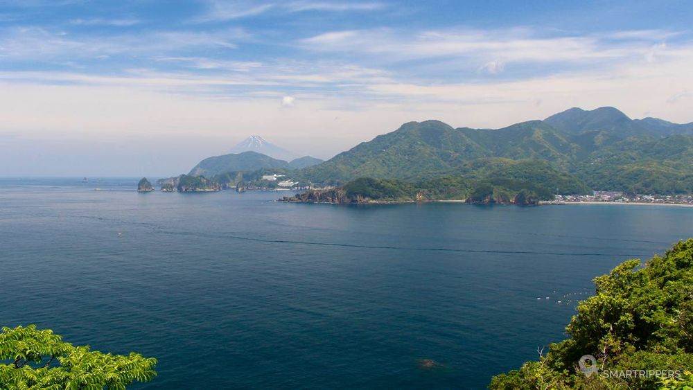 Vue sur la baie avec le mont Fuji au loin