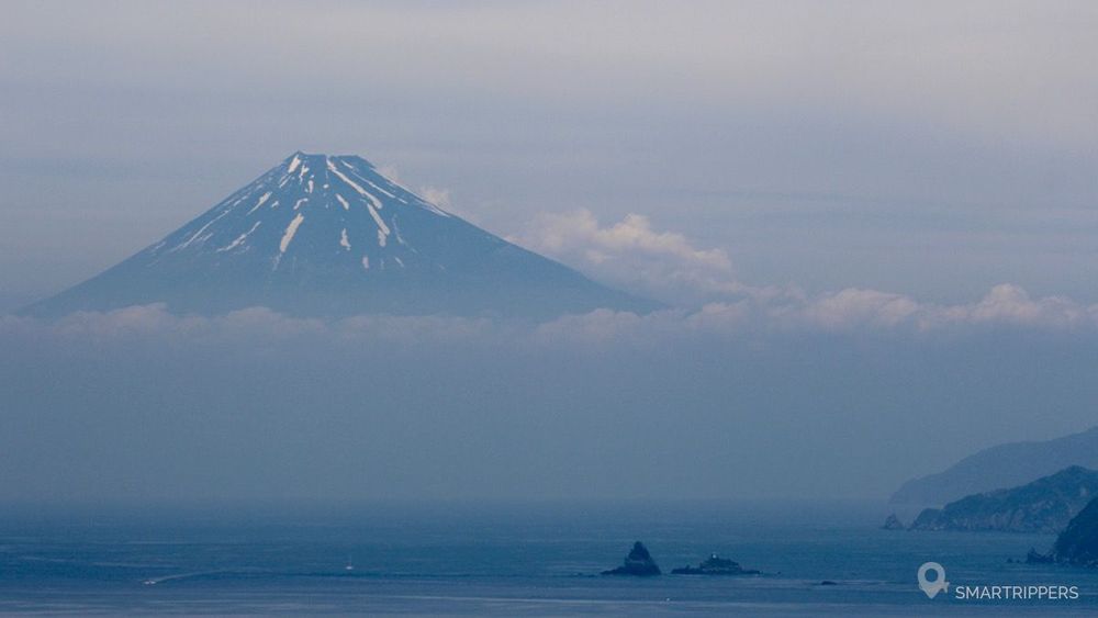 Le mont Fuji semble flotter sur l'eau!