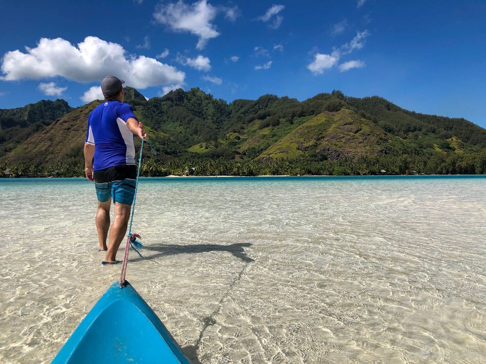 Je tire le kayak sur le banc de sable du motu Tiahura.