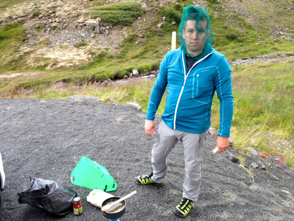 Flo et sa moustiquaire de tête lors d'un bivouac sauvage.