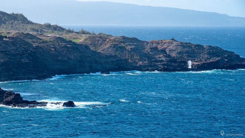 Le jet plus impressionnant avec une mer agitée. Photo prise depuis le belvédère de l'Ohai Loop Trail.