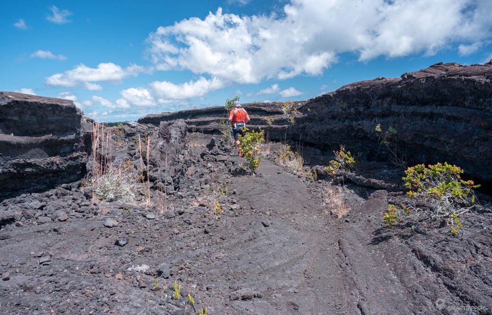 Le sentier passe par des canaux de lave.