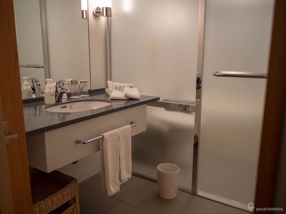 Notre salle de bain avec grande baignoire.