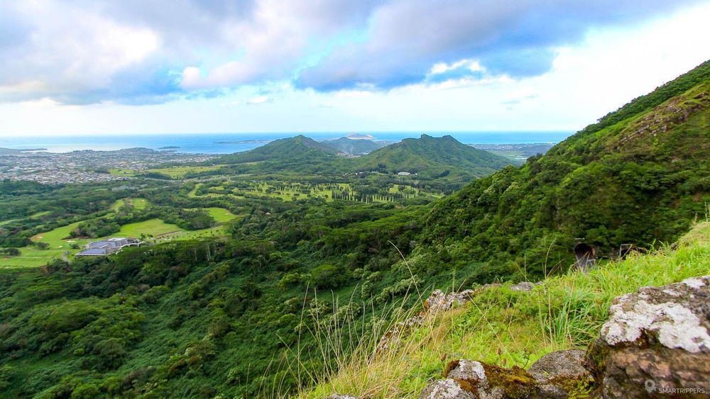 Vue du point de vue de Nu'uanu Pali sur la côte est de l'île d'Oahu.