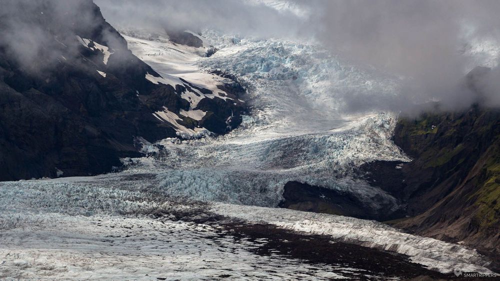 Gros plan sur la structure d'une langue glacière du Vatnajökull.