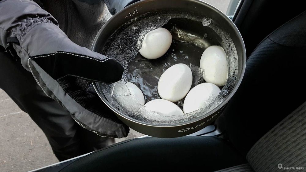 Les oeufs encore sous la glace qui a commencé à fondre le lendemain matin.