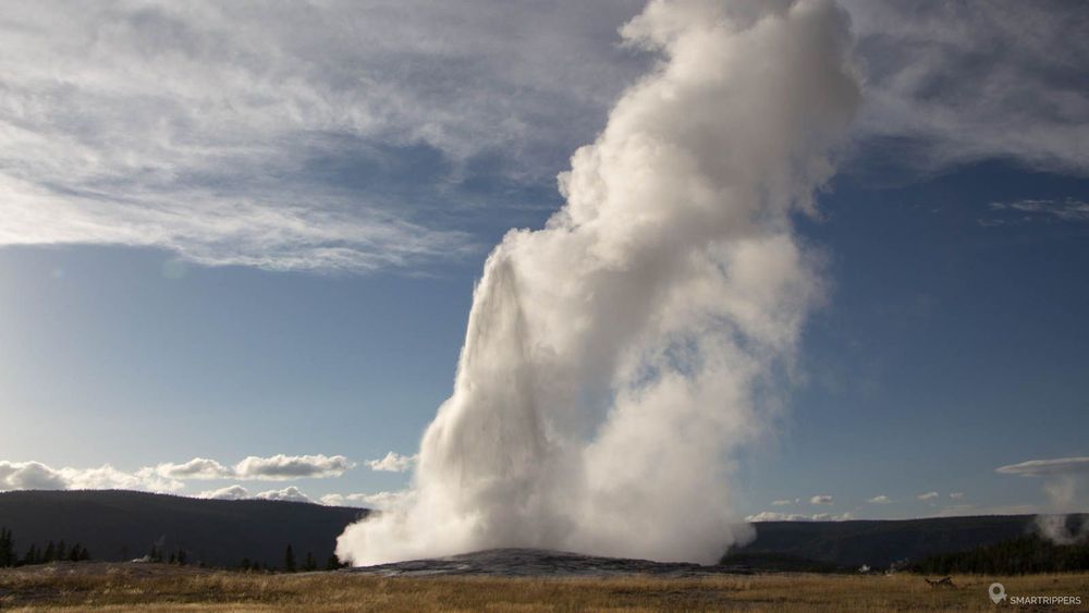 Le Old Faithful geyser en début d'éruption, vent de 3/4 dos à l'opposé des bancs.