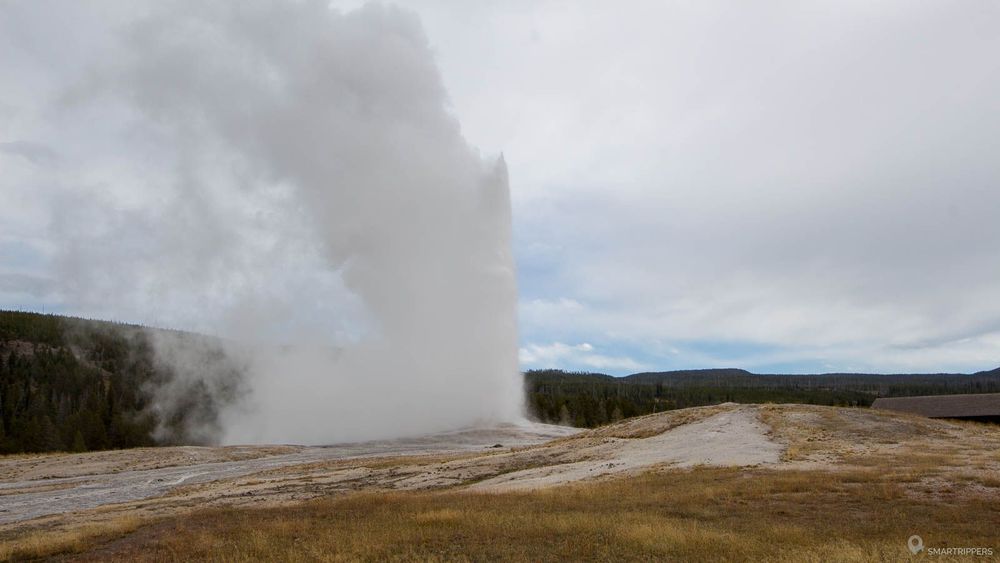 Par temps gris le geyser se confond dans le ciel.