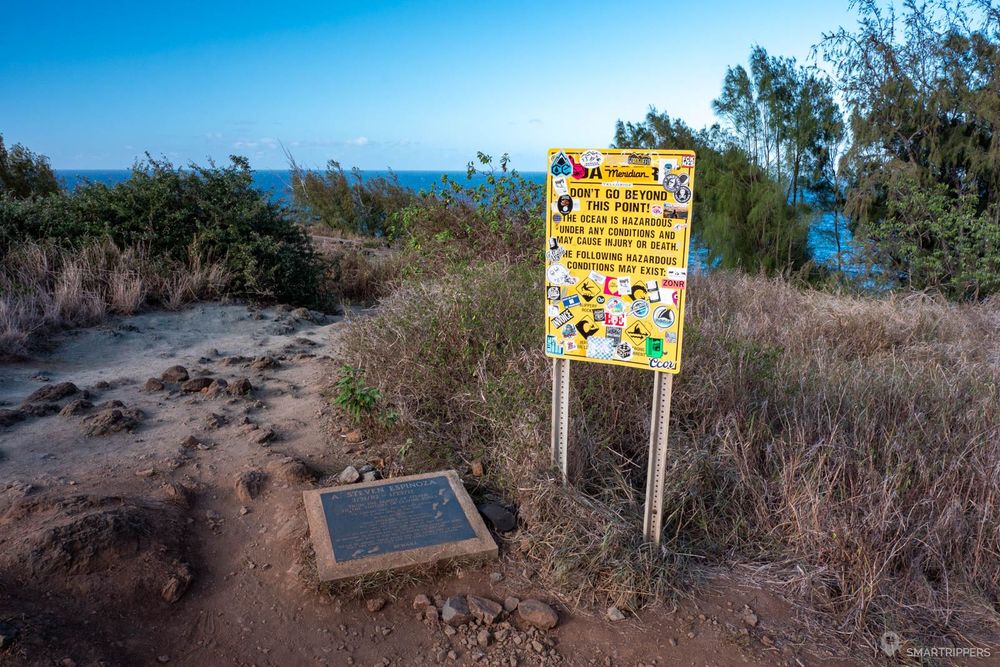 Panneau de danger et stèle en mémoire de Steven.