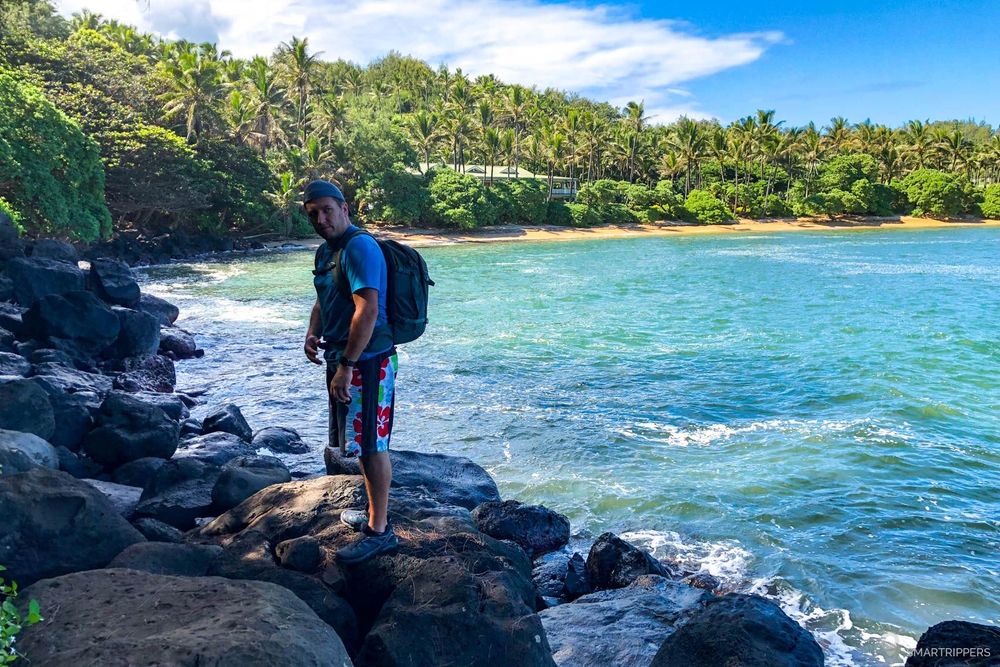 Flo s'apprête à traverser la zone rocheuse. La plage est dans le fond de la baie.