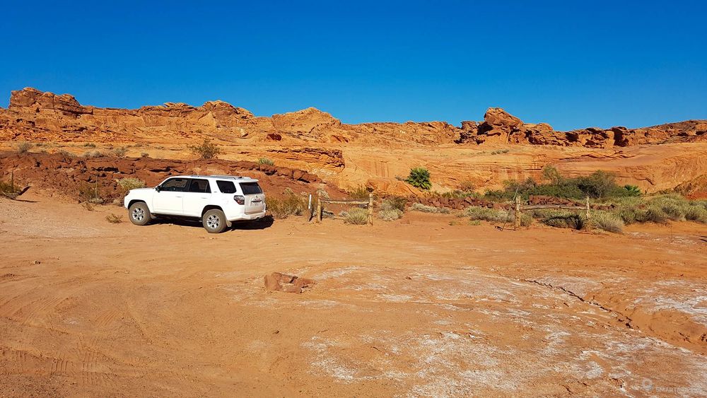 Notre 4x4 stationné sur le petit parking improvisé de Little Finland.