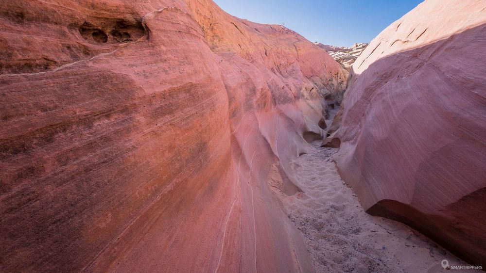 Le petit canyon se resserre dans un univers teinté exclusivement de rose!