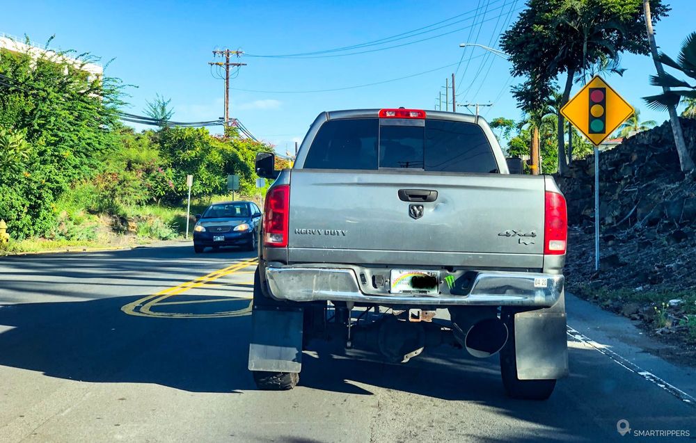Le tuning de pick-up version hawaiienne (oui, le gros truc en bas est bien le pot d'échappement!!)