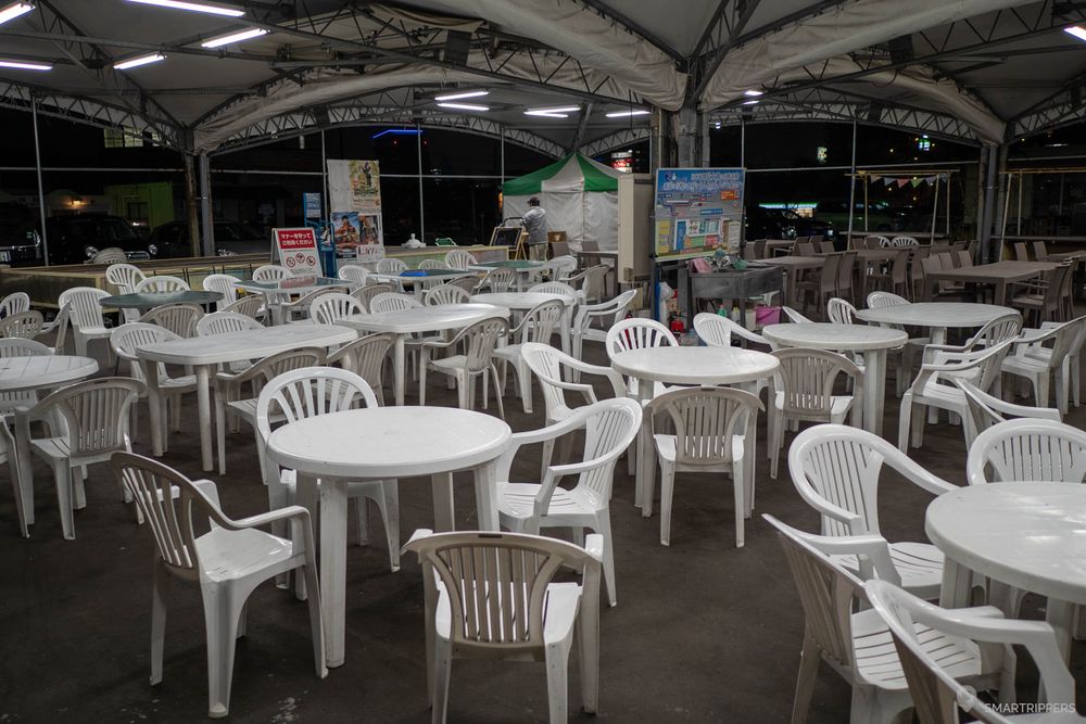 Espace de restauration à l'extérieur du marché.