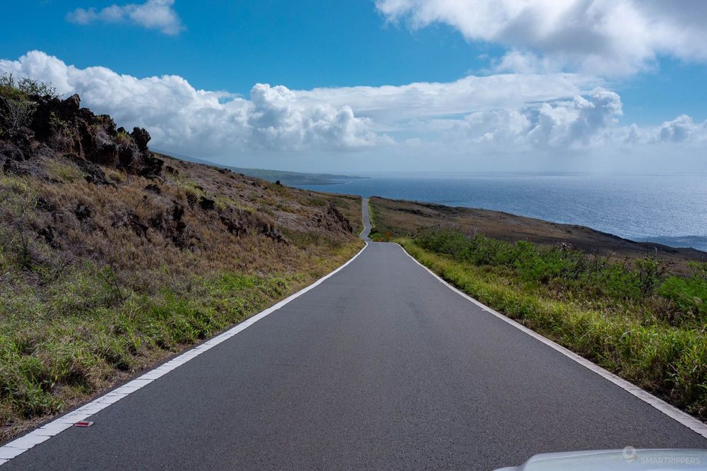 La route semble rattraper l'océan.