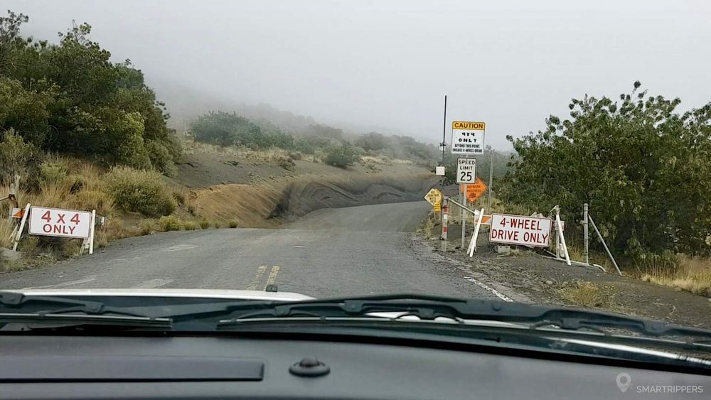 Début de la piste vers le Mauna Kea, juste après le Visitor Center.