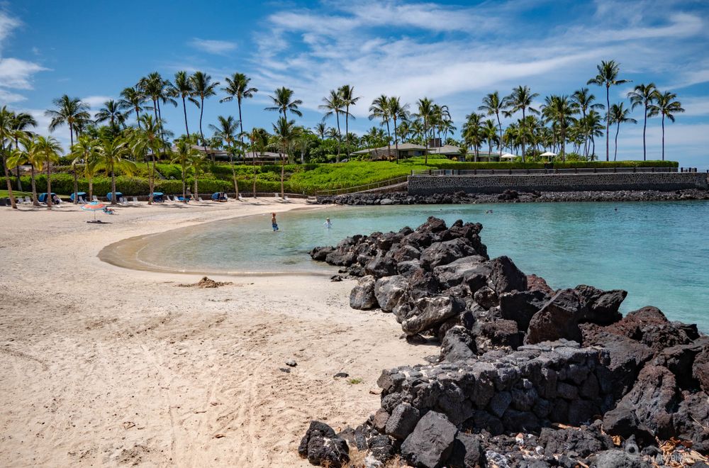 La plage de Mauna Lani à Big Island, où résident quelques transats mais accessible à tous.