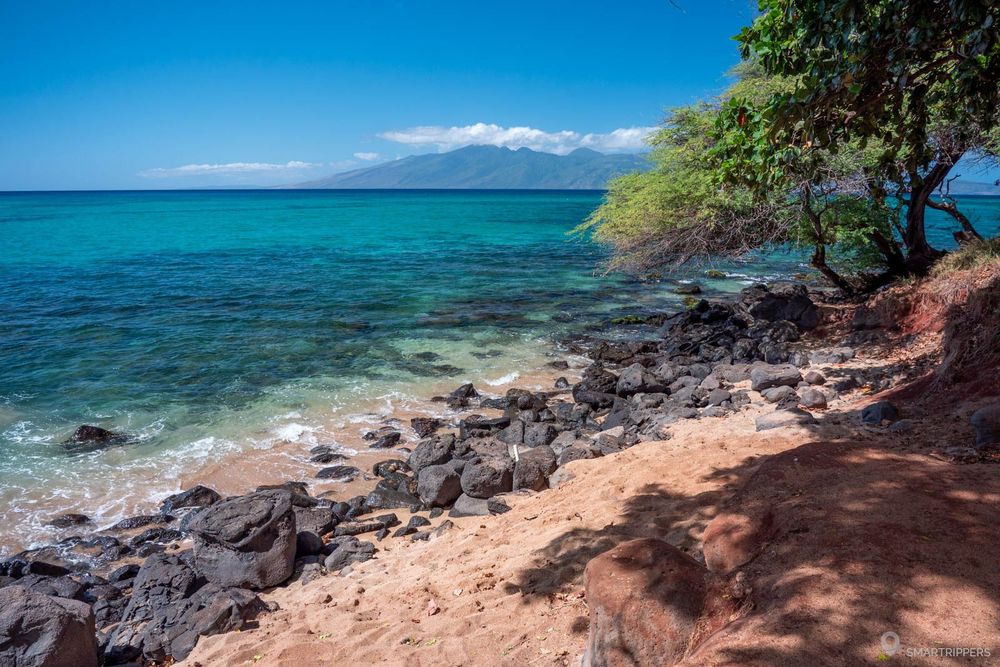 Jolie vue sur Molokai depuis les rochers.