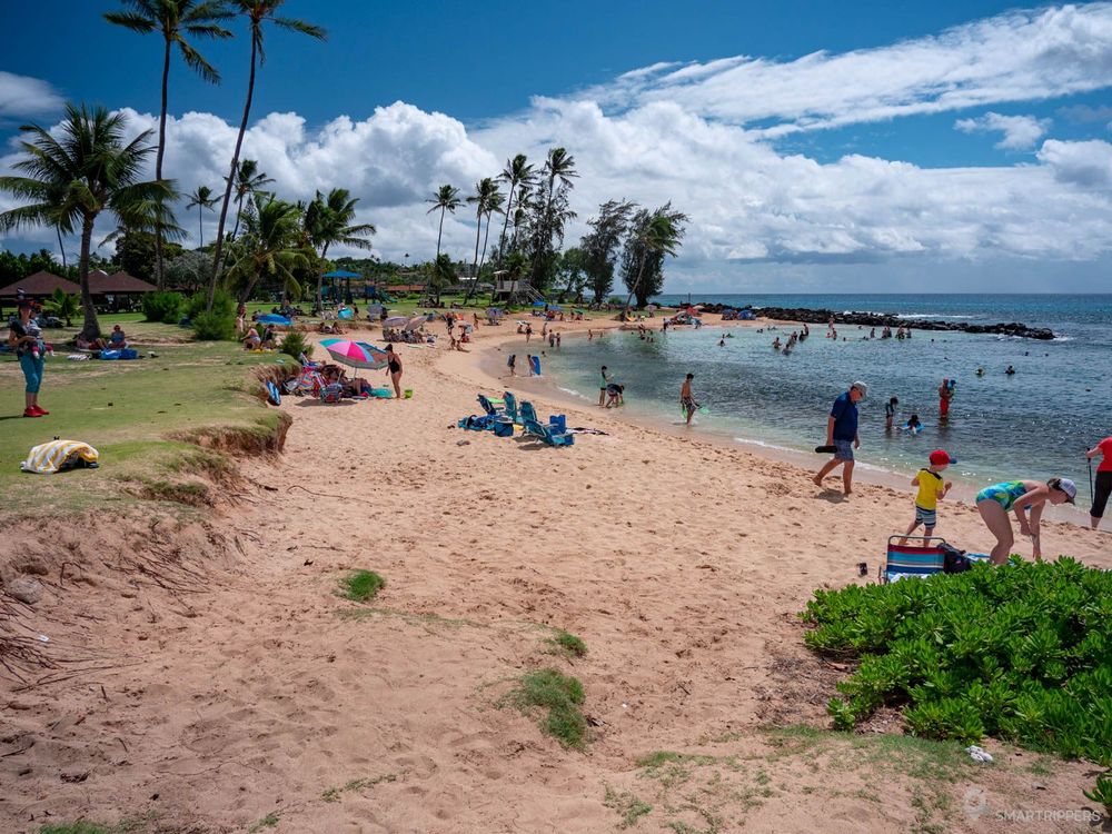 Affluence à Poipu Beach un week-end d'octobre.