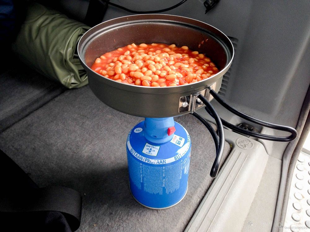 Cuisson avec notre réchaud Campingaz dans le coffre de la voiture.