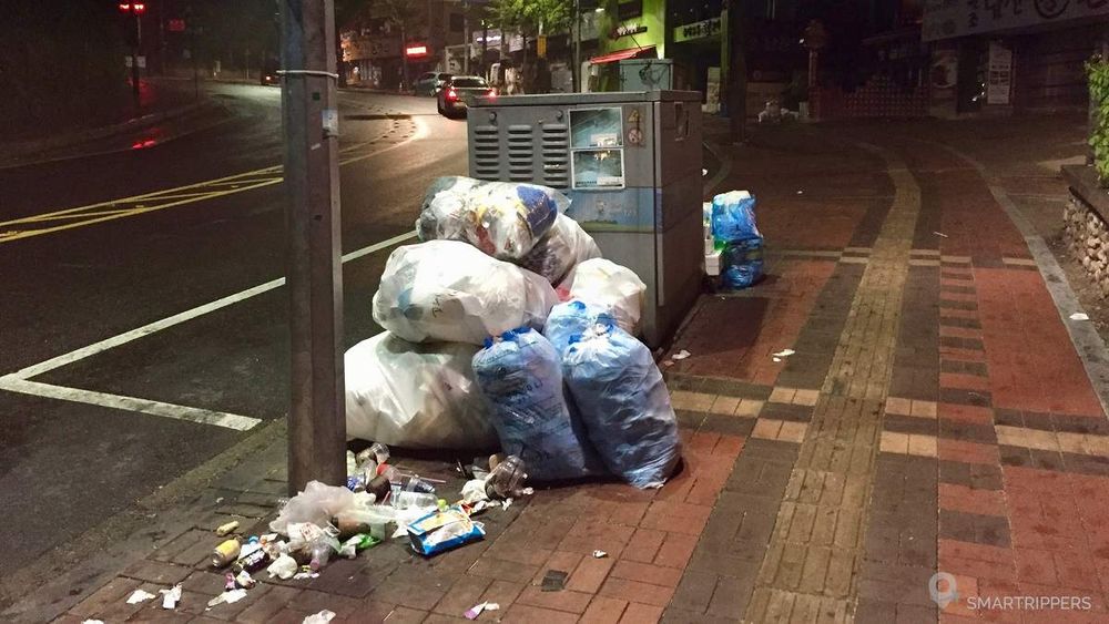 Poubelles entassées près de la Seoul Tower.