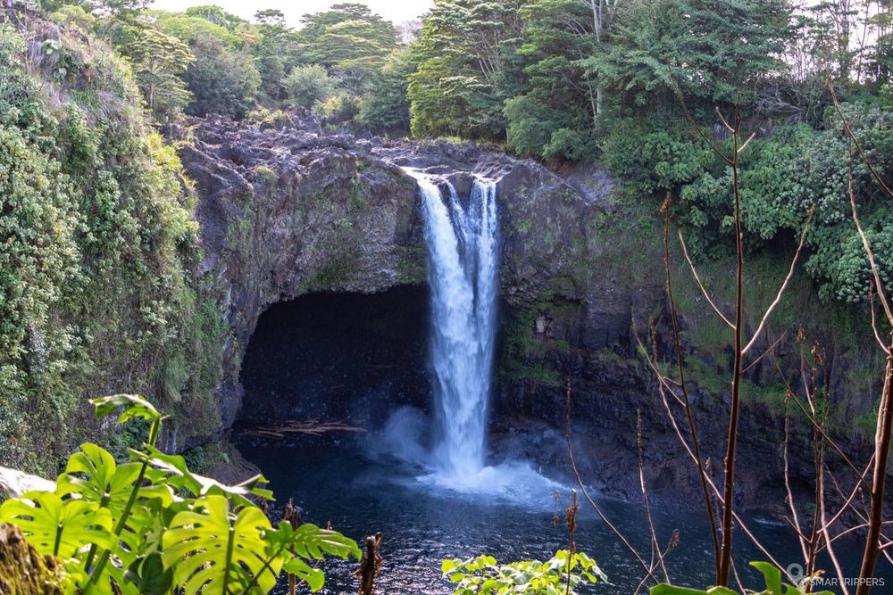 Les Rainbow Falls depuis le belvédère (en soirée).