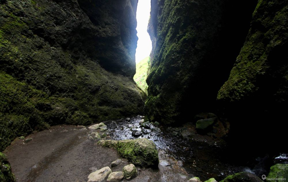 A l'intérieur du canyon de Rauðfeldsgjá.