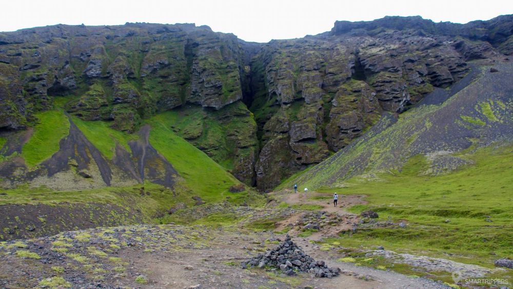 Le sentier monte vers l'entrée du canyon de Rauðfeldsgjá.