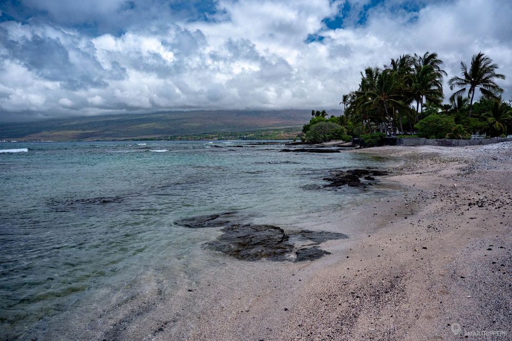 Petite plage de sable à Puako Bay.