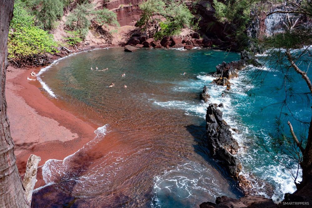 La belle plage de sable rouge