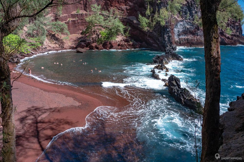Red Sand Beach au milieu de son amphithéâtre de rochers rouges.