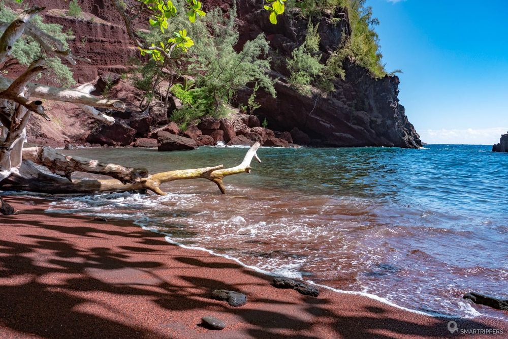 Sur le sable bien rouge de Red Sand Beach qui n'a pas volé son nom!