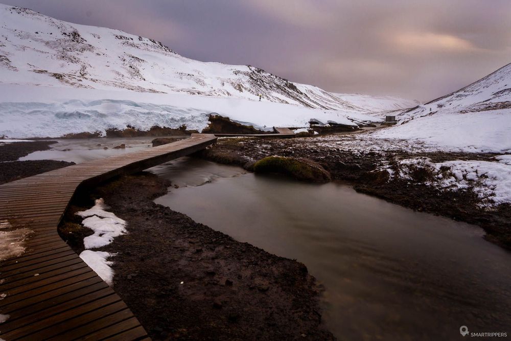 La rivière d'eau chaude en hiver, au niveau des derniers pontons.