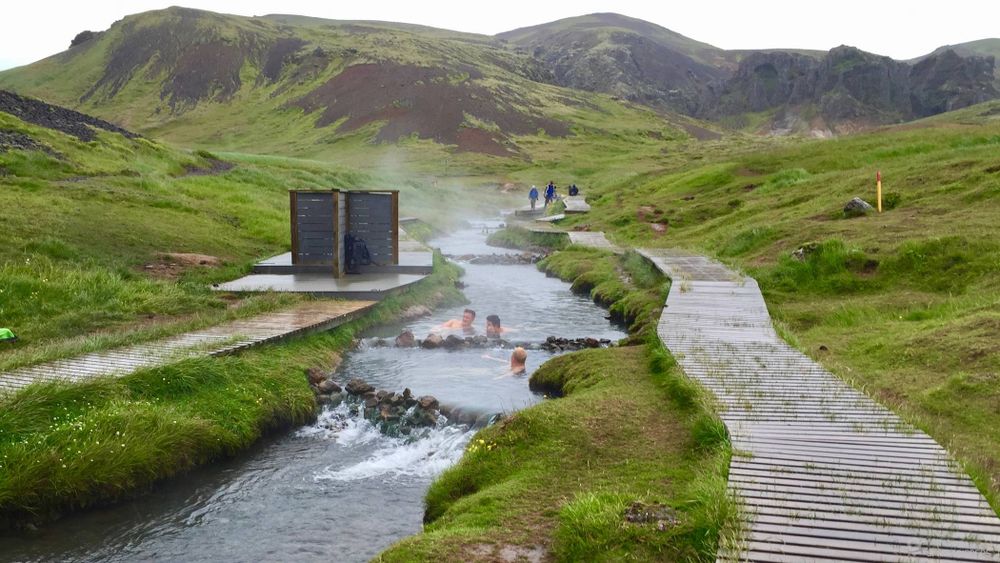 La rivière a été bien aménagée pour profiter de la baignade.