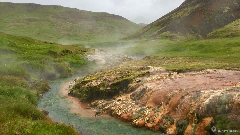 Les bactéries colorent les roches au contact de l'eau chaude, près de la brèche.