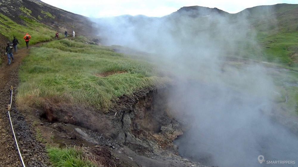 Les sources chaudes sont tout près du sentier.