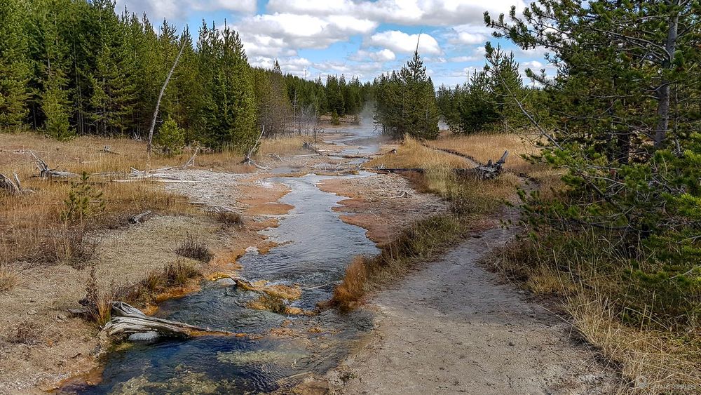Le sentier longe la rivière de très près.