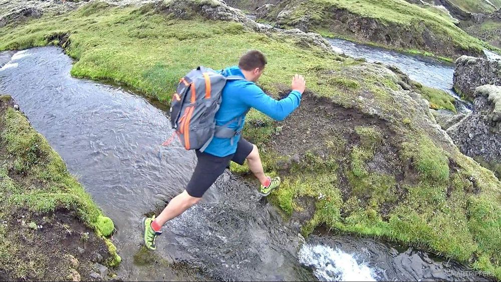Flo entrain de sauter le petit bras d'eau.