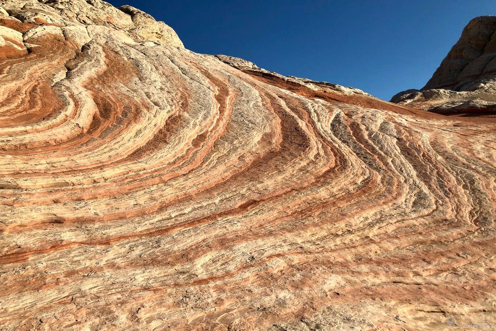 Détail sur les roches striées.