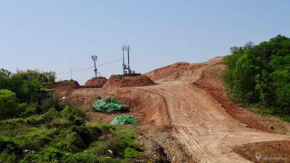 Chantier en cours, le haut de la colline a disparût.