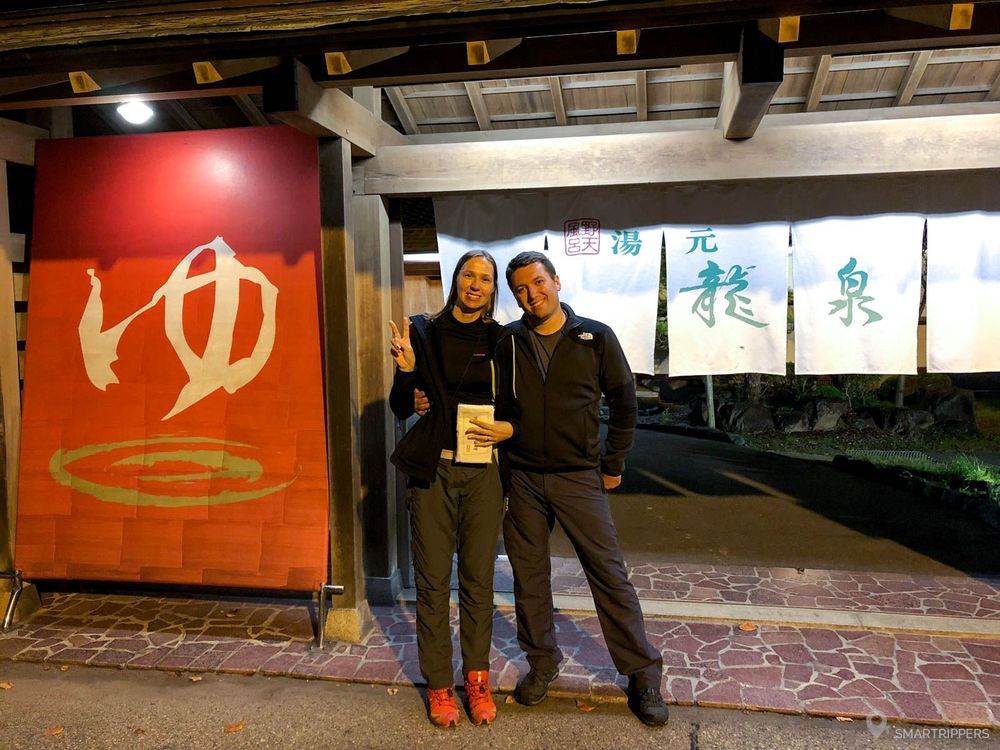 Petite photo devant l'entrée des bains au Ryusen.