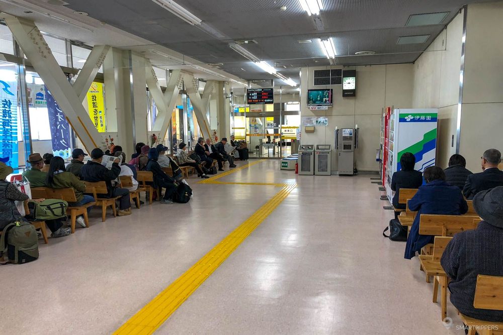 Salle d'attente du Jetfoil à Sado.