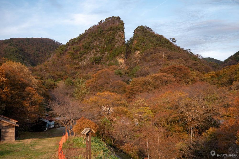 La fente dans la montagne a été creusée à la main par les chercheurs d'or de l'époque.