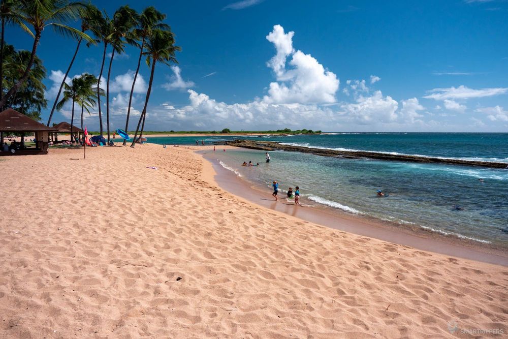 Le petit lagon protégé à droite de la plage.