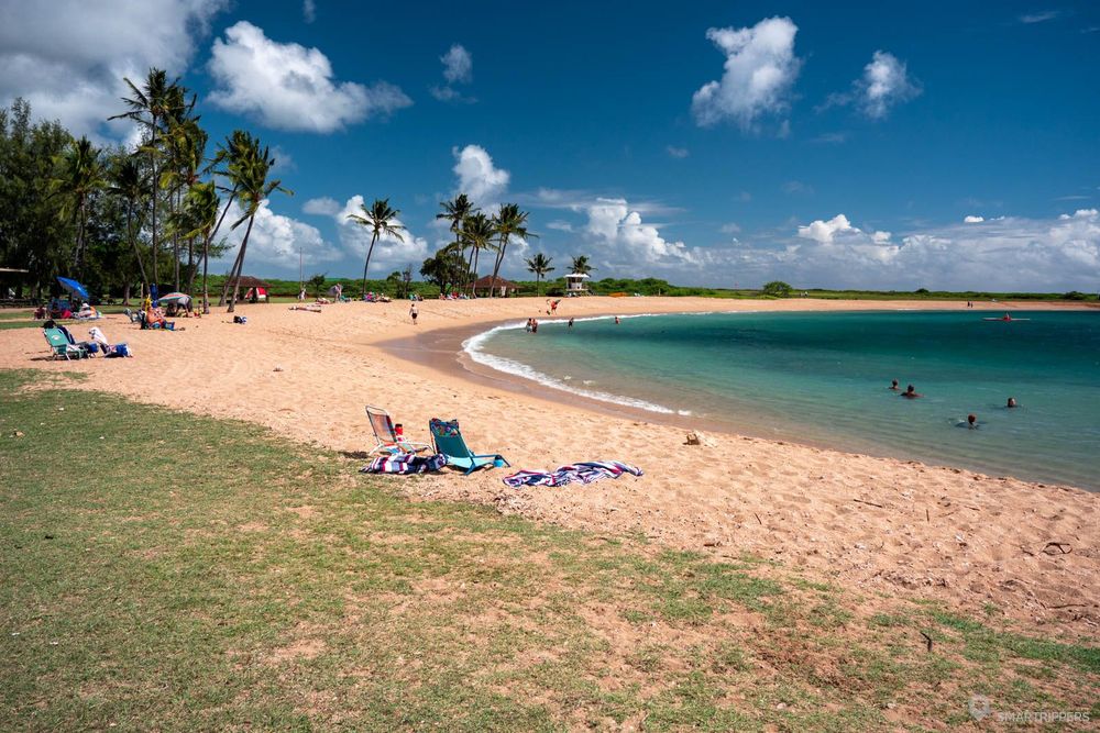 La plage en arc de cercle et la zone principale de baignade.