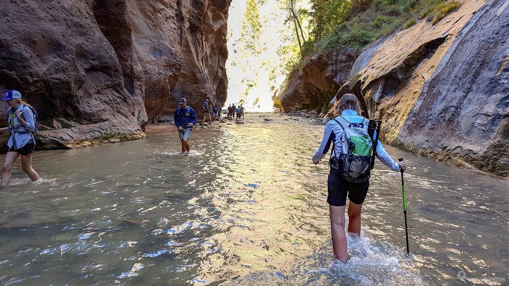 Sandrine s'avance dans les Narrows, au début l'eau n'est pas très haute.