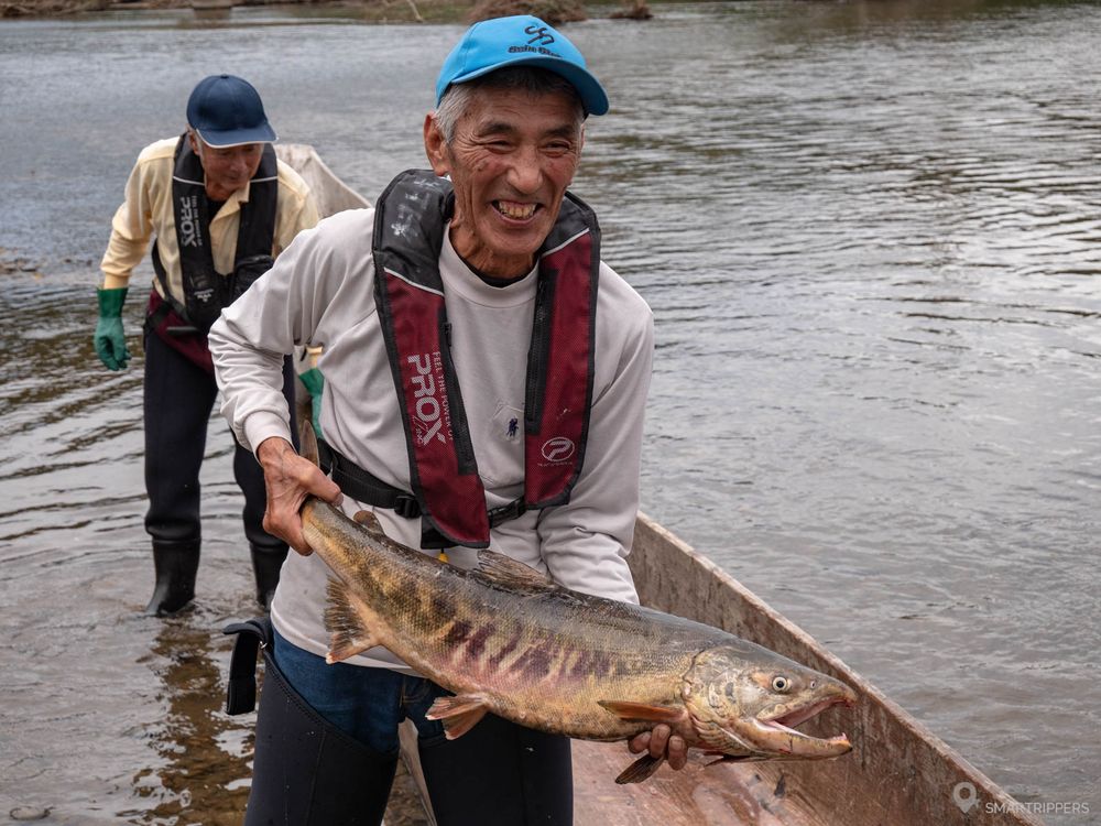 L'un des pêcheurs posant fièrement avec sa prise.