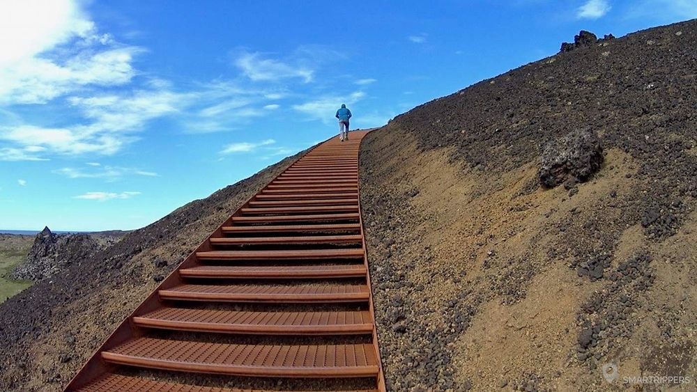 L'escalier métallique nous emmène au sommet du Saxhóll.