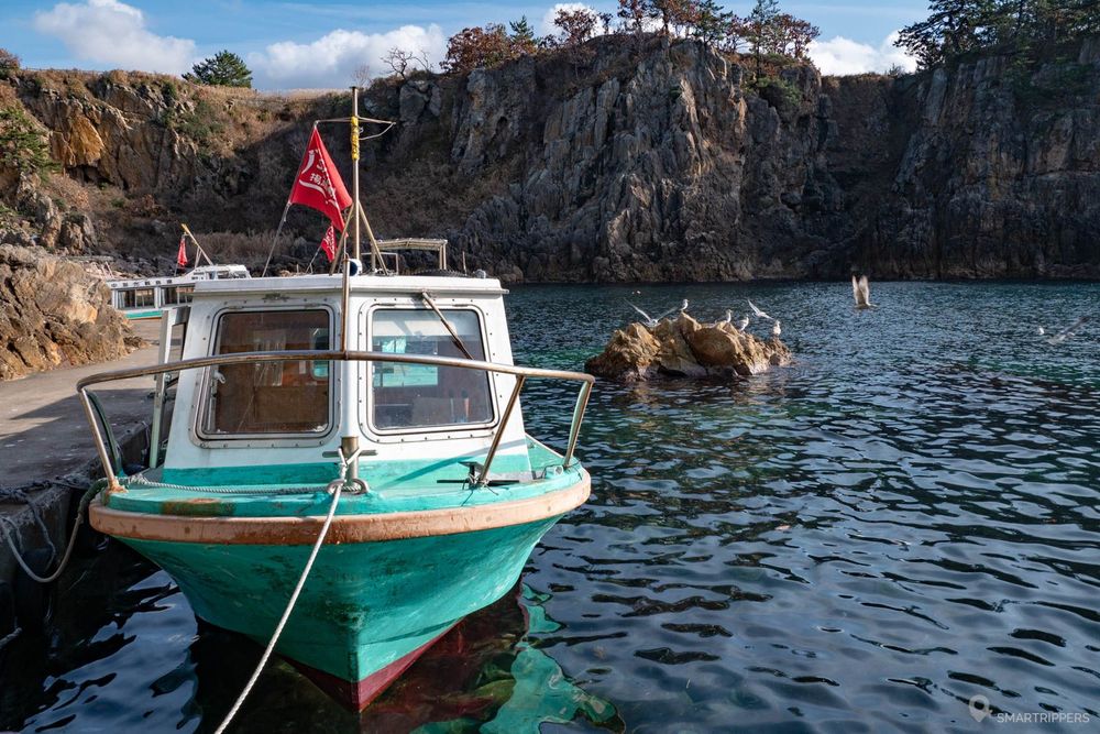 L'un des petits bateaux amarré.